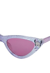 Occhiali da sole in acetato a pois viola con lenti rosa e un graphic di Minnie Mouse sulla parte anteriore, dal design a occhio di gatto.
