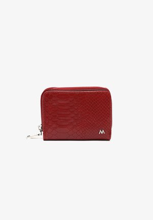 Billetera de cuero rojo con un patrón texturizado inspirado en reptiles, que cuenta con un cierre con cremallera y un logotipo plateado en el costado.