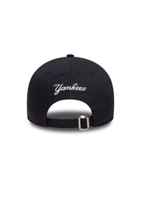 Μαύρο καπέλο μπέιζμπολ με κεντημένο λογότυπο "Yankees" σε λευκό. Ρυθμιζόμενο λουράκι στο πίσω μέρος με μεταλλικό πόρπη. Ομαλή υφή υφάσματος.