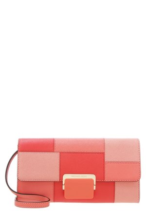 Prostokątna czerwona i różowa skórzana kopertówka ze szwem patchwork, z paskiem na nadgarstek i złotym zapięciem z wygrawerowanym napisem Michael Kors.