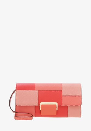 Rechthoekige rode en roze patchwork leren clutch met een polsbandje en een goudkleurige sluiting gegraveerd met Michael Kors.