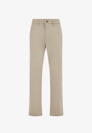 Bēša kokvilnas bikses ar taisnu griezumu, priekšējām kabatām un vienu metāla pogu aizdarei. Gluda tekstūra ar minimālu šuvju detaļu.