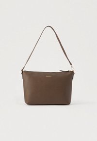 Barna szintetikus bőr kézitáska karcsú kialakítással, egyetlen vállpánttal és aranyszínű logóval elöl. Cipzáras záródás.