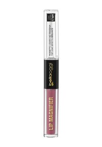 Rossetto liquido in un tubo trasparente con un cappuccio nero. Il colore è un rosa chiaro. L'etichetta riporta "LIP MAGNIFIER" in bold oro. 16 ore di durata.