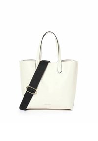 Witte leren tote bag met een zwarte verstelbare schouderband, voorzien van bovenhandvaten en een strak, minimalistisch ontwerp met gouden accenten.