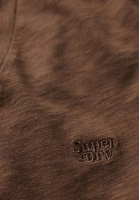 Geselecteerd, pinecone brown