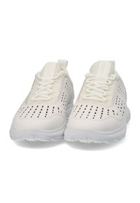 Zapatillas blancas con una parte superior transpirable, que cuenta con perforaciones, cordones elásticos y una suela texturizada para el agarre. Diseño minimalista.