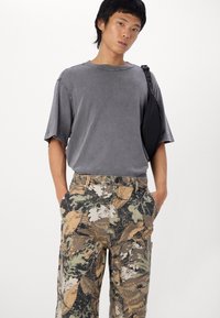 Only & Sons ONSFADE CARPENTER LOOSE PANT - Bukser - bungee cord