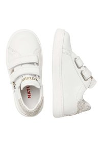 Scarpe sintetiche bianche con due cinturini in Velcro e dettagli in glitter argentato sul tallone. Design a punta arrotondata e suola in gomma testurizzata.