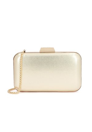Clutch dreptunghiular din metal auriu cu margini rotunjite, închidere cu cataramă superioară și curea de umăr cu lanț auriu, pe fundal alb.