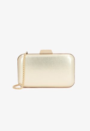 Clutch metálico rectangular dorado con bordes redondeados, cierre superior de broche y una cadena dorada para llevar al hombro sobre un fondo blanco.