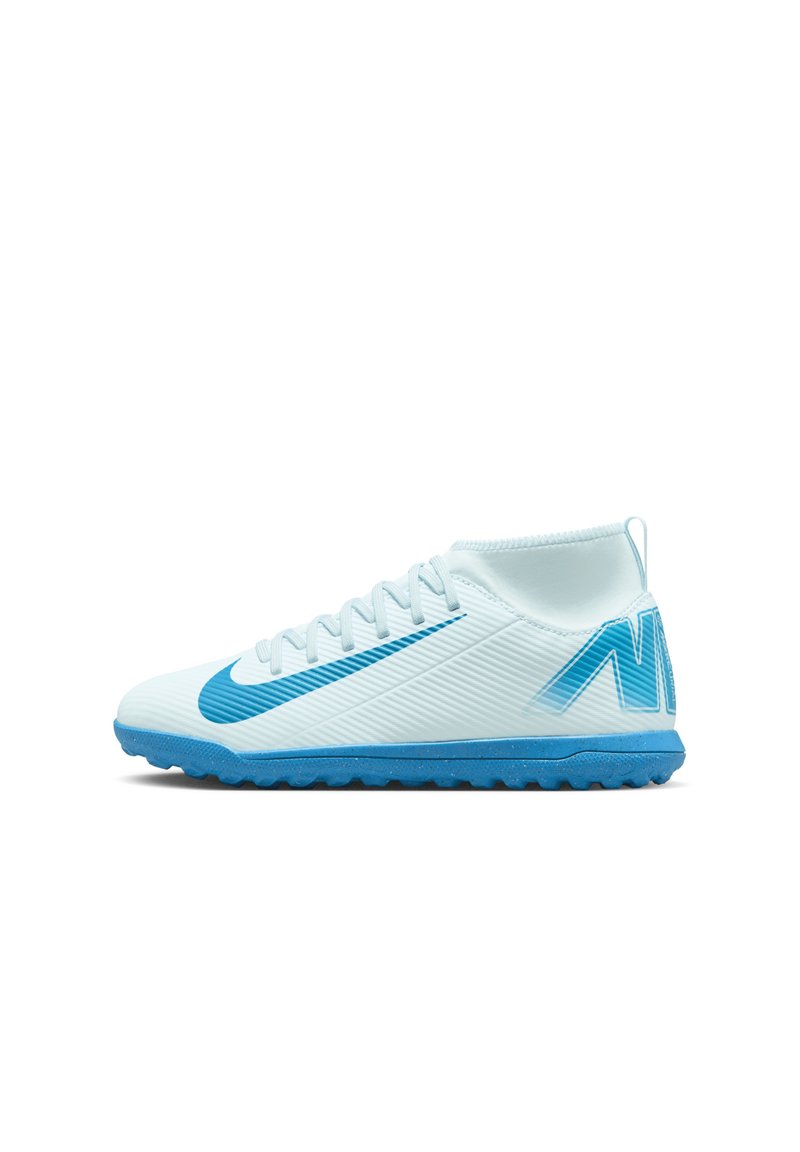 Zapatos de fútbol azul claro con una superficie texturizada, diseño de tobillo alto, acentos azules y suela de goma con pequeños tacos de tracción.