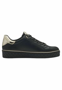 Basket noire avec une finition lisse, accents dorés contrastants, bout rond, semelle en caoutchouc noir texturé et lacets noirs avec œillets dorés.