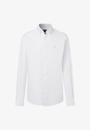 Camisa blanca de manga larga con botones, cuello abotonado y un pequeño logo de remos cruzados en azul claro en el lado izquierdo del pecho.