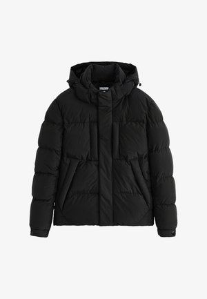 Doudoune noire avec capuche, présentant un design matelassé, une fermeture éclair à l'avant et des poches latérales. Fabriquée en matériau synthétique avec une finition mate.