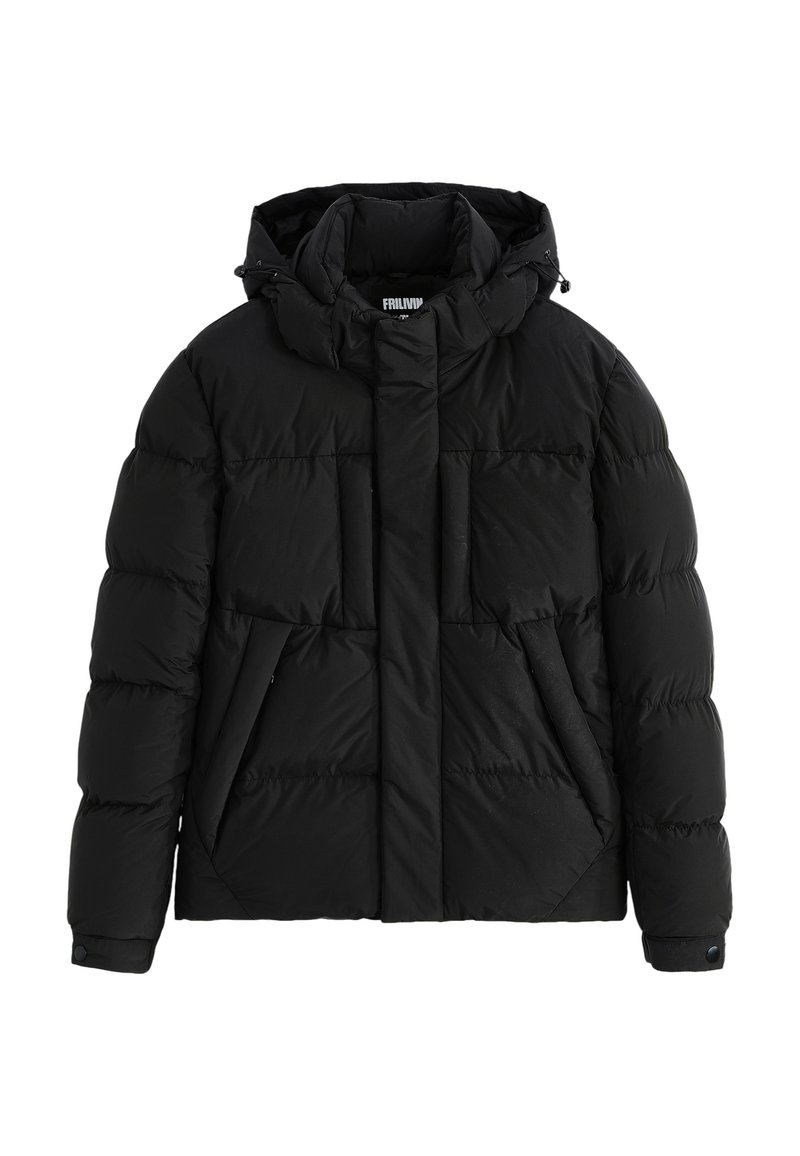 Doudoune noire avec capuche, présentant un design matelassé, une fermeture éclair à l'avant et des poches latérales. Fabriquée en matériau synthétique avec une finition mate.