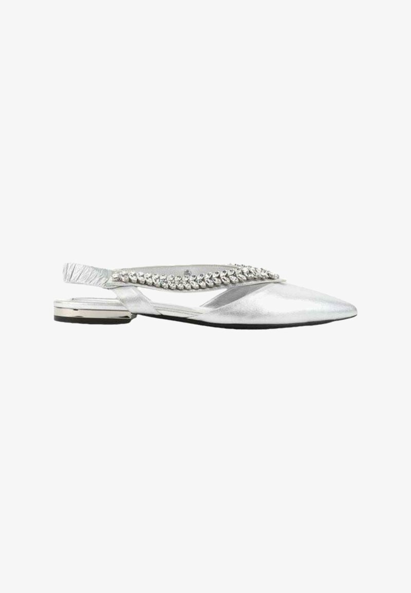 Chaussure plate argentée à bout pointu avec bride slingback et ornements en strass sur le dessus, avec un petit talon métallique.