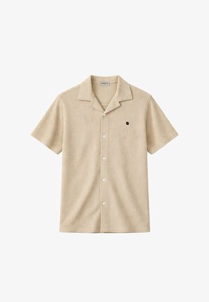 Beżowa, prążkowana koszulka z krótkim rękawem, z pięcioma białymi guzikami i małym ciemnym haftowanym logo na lewej piersi.