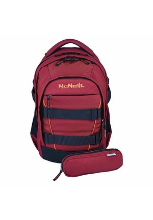 Zaino McNeill rosso con cinghie nere e dettagli arancioni, accompagnato da una custodia porta matite rossa con cerniera abbinata.