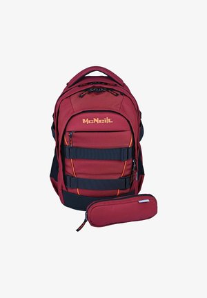 Zaino McNeill rosso con cinghie nere e dettagli arancioni, accompagnato da una custodia porta matite rossa con cerniera abbinata.