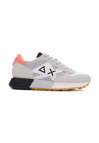 Zapatilla deportiva gris con paneles de ante y malla. Presenta un talón negro y naranja, una media suela blanca y un logo geométrico en contraste en el lateral.