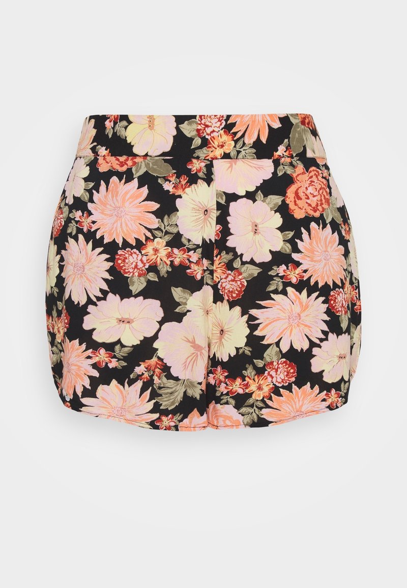 Vysoké šortky s květinovým vzorem na černém pozadí, zdobené velkými růžovými, oranžovými a krémovými květy, vyrobené z lehké látky.