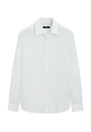 Biała, przestronna koszula z długim rękawem, wykonana z gładkiego materiału, z klasycznym kołnierzykiem, kieszenią na klatce piersiowej i dopasowanym dołem.