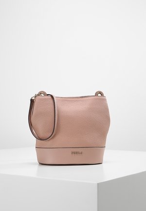 Roze gestructureerde leren Furla bucket bag met korte schouderriem, gouden hardware en logo detail, gepresenteerd op een witte ondergrond.