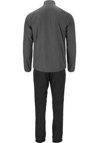 Herrarnas vattentäta jacka och byxor. Grå jacka med hög krage, svarta byxor, elastiska manschetter och lättviktsmaterial.