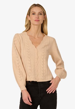 Beige Knopfleiste-Kardigan mit gewelltem Ausschnitt, aufwendigem Blättermuster und Puffärmeln, aus weichem Strickmaterial gefertigt.