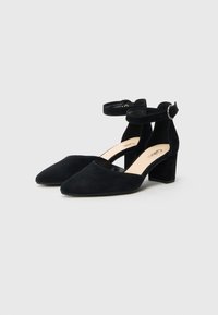 Schwarze Wildleder-High-Heels mit spitzer Zehenpartie, Knöchelriemen und Blockabsatz. Glatte Textur und minimalistischer Stil.