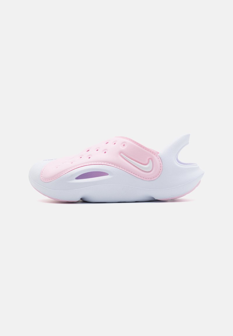 Nike avalynė su rožine sintetine viršutine dalimi su perforacijomis, balta vidurinė dalis ir violetiniais akcentais. Dailus, apvalus dizainas su kulno išpjova.