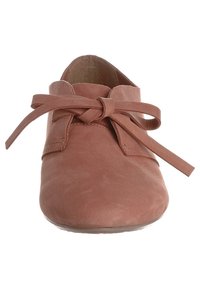 Růžově zbarvená kožená bota s hladkou texturou, zaoblenou špičkou a mašličkami na přední straně. Má nízký profil a měkkou výstelku.