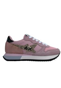 Sneaker rosa caratterizzati da una combinazione di materiali in suede e tessuto, lacci bianchi, accenti dorati glitterati e un tacco nero.