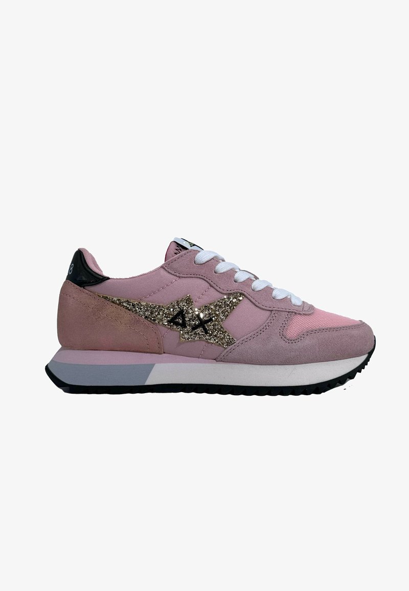 Rosa Sneakers aus einer Kombination von Wildleder und Stoffmaterialien, mit weißen Schnürsenkeln, glitzernden goldenen Akzenten und einer schwarzen Ferse.