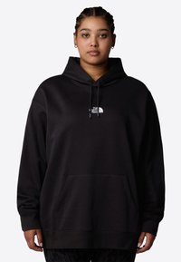 Hoodie noir en tissu doux, avec une poche avant et des cordons de serrage ajustables sur la capuche. Logo blanc affiché sur la poitrine.