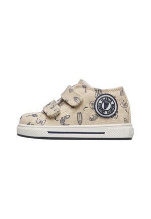 Sneaker beige per bambini piccoli con motivi a scarabocchio neri, due strisce di velcro, un logo circolare del marchio FalCotto e una suola in gomma bianca con striscia blu scuro.