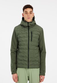 Veste isolée vert olive avec un design matelassé, capuche et fermeture éclair à l'avant. Les poignets élastiques et les poches latérales améliorent la fonctionnalité.