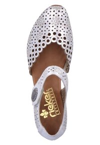 Zapato de cuero blanco perforado con diseños florales, punta abierta, acentos circulares, plantilla acolchada y una correa ajustable.