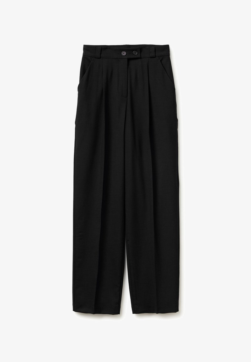 Pantalon noir taille haute, ajusté, avec plis sur le devant, poches latérales et fermeture à double bouton à la taille.