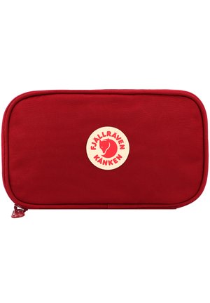 Borsa rettangolare rossa realizzata in tessuto resistente, con un logo circolare crema e rosso al centro. Chiusura con cerniera su un lato.