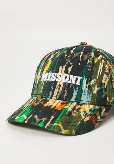 Casquette multicolore ornée de motifs abstraits de coups de pinceau en vert, orange et noir. Logo "MISSONI" brodé en blanc sur le devant.