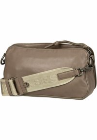 Braune Leder-Crossbody-Tasche mit strukturiertem Finish, ausgestattet mit einem breiten beigen Riemen mit geprägtem Logo-Detail und einem Reißverschluss.
