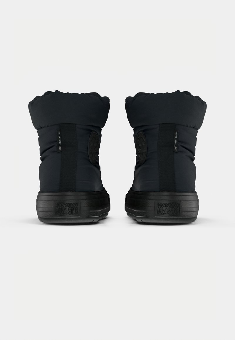 Sorte polstrede ankelstøvler med en struktureret overflade, der har et rundt logo, en hæl-trækstrop og en kraftig, rillet gummisål.