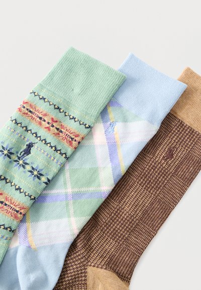 Τρία διπλωμένα καλτσάκια σε παστέλ πράσινο με λουλουδάτα και ριγέ σχέδια, ανοιχτό γαλάζιο με παστέλ καρό και καφέ με σχέδιο ψαροκόκκαλο και ταμπά λεπτομέρειες.