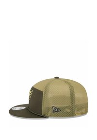 Grüne und beige Mesh-Baseballmütze mit flachem Schirm, die ein auffälliges Logo auf der Vorderseite und ein seitliches Markenemblem aufweist.