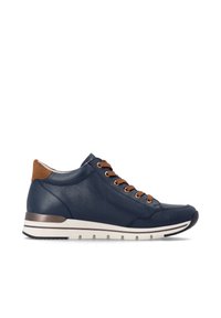 Baskets en cuir bleu marine avec lacets marron et détail sur le talon, semelle blanche à motif beige et noir, vue de côté.