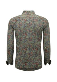Lange mouwen shirt met een bloemenpatroon in rood, blauw en groen op een licht olijfgroene achtergrond, met een klassieke kraag en knoopsgatenmanchetten.