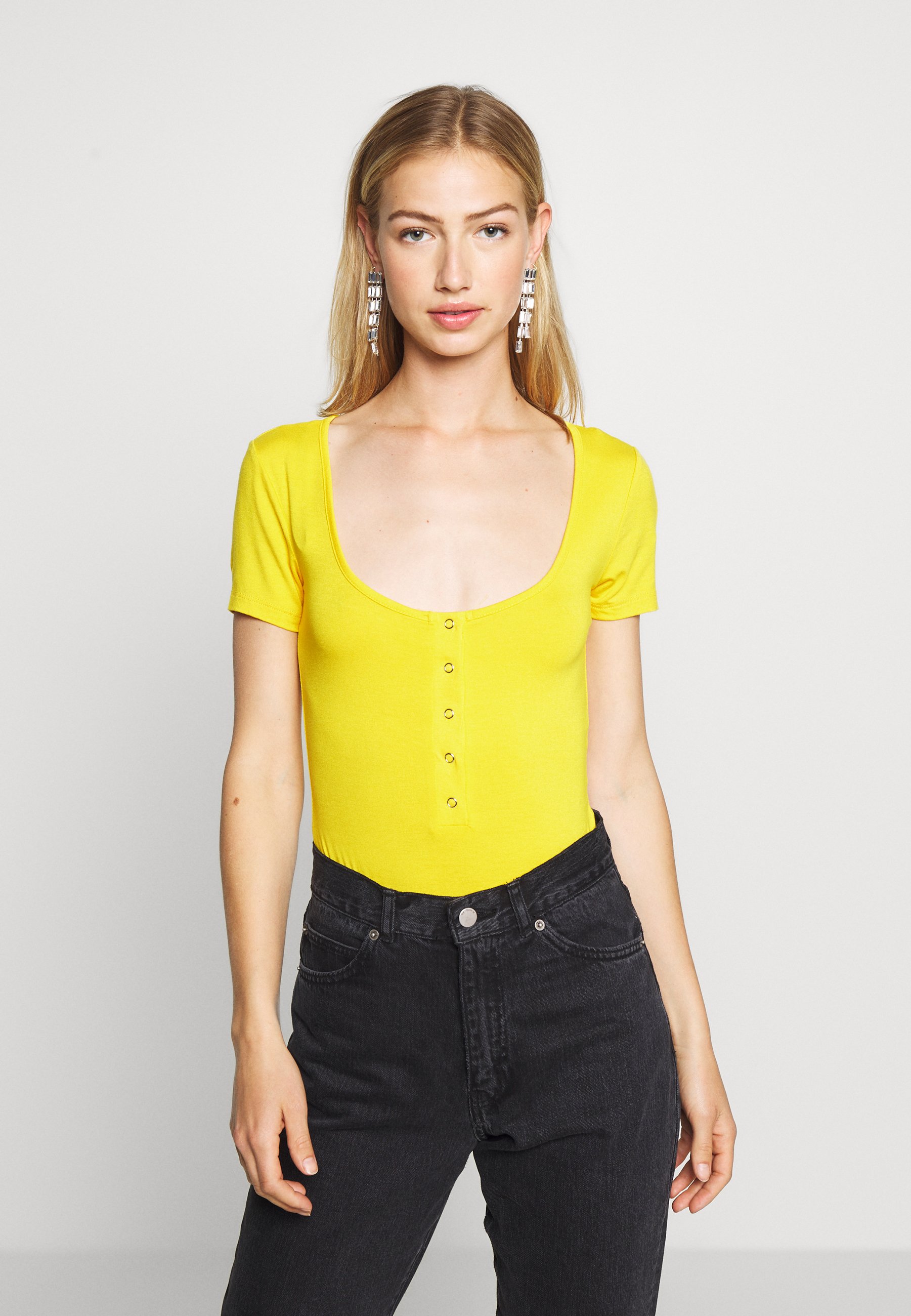 Missguided POPPER SHORT SLEEVE BODYSUIT 2 PACK T shirts Missguided POPPER SHORT SLEEVE BODYSUIT 2 PACK - T-shirts - gold fusion/white