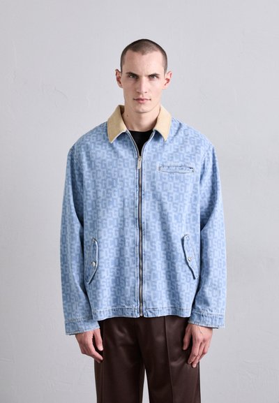 Lichtblauwe denimjack met een beige kraag, voorzien van een overal logo-patroon, zijzakken en een ritssluiting aan de voorkant.